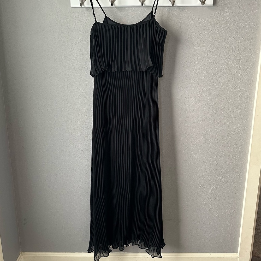 Romeo & Juliet Couture Black Accordion Dress - Picture 3 of 11